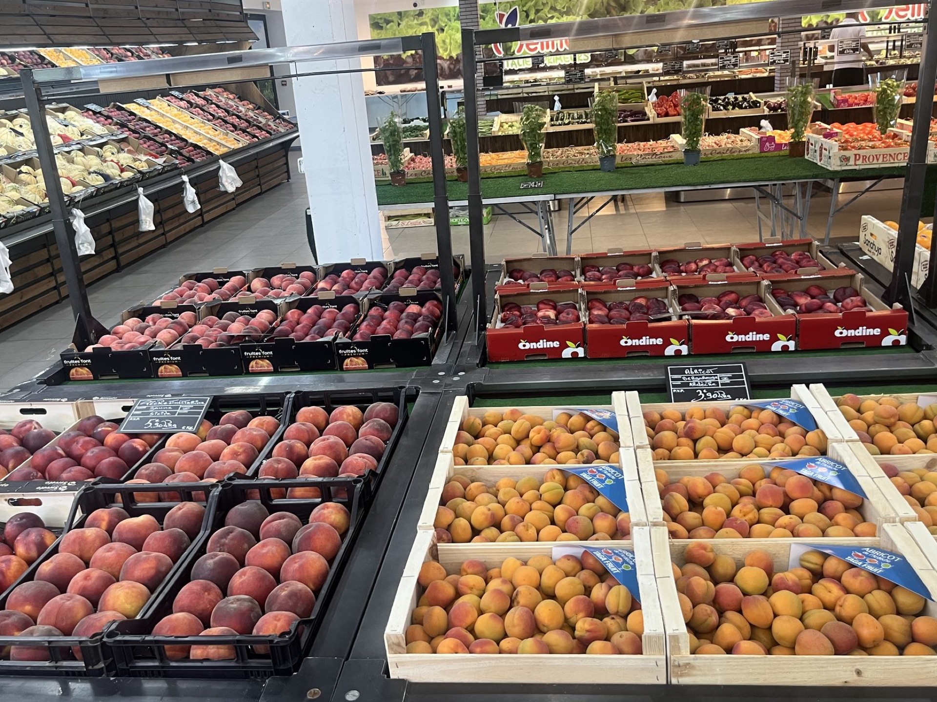 Grand rayon de pêches, nectarines et abricots en cagettes